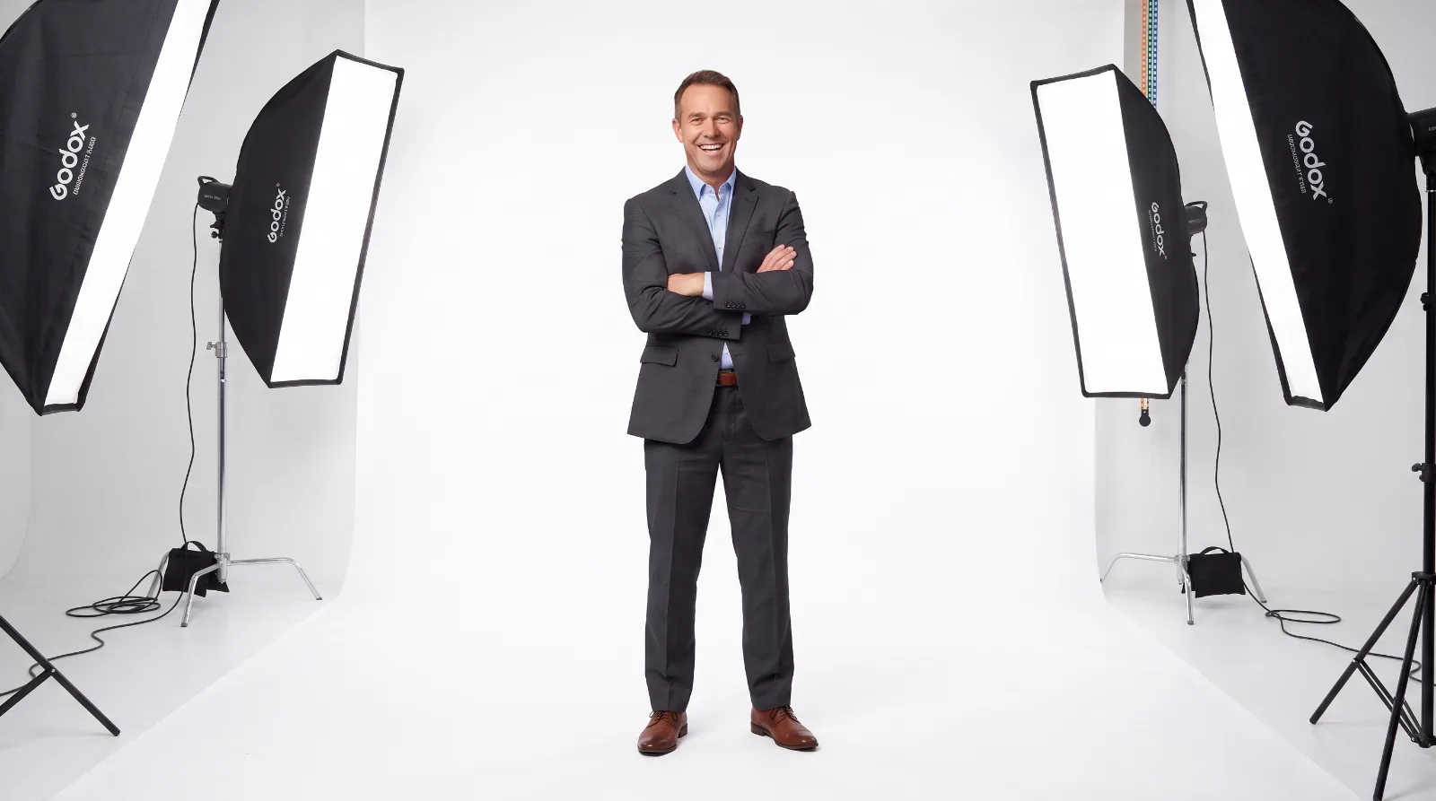 Unternehmer im Studio, neutraler Hintergrund